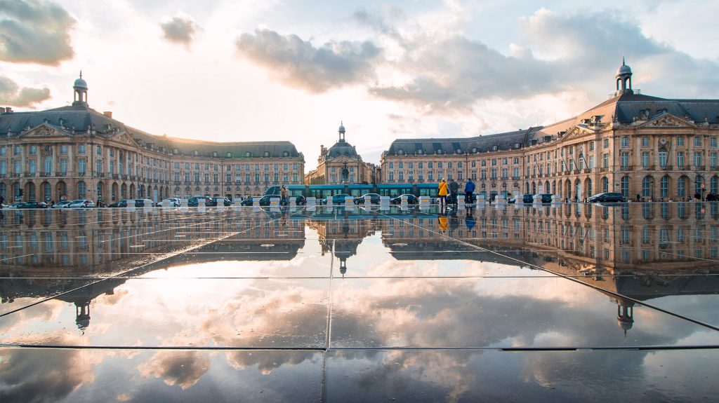 Place de la bourse de Bordeaux avec son reflet dans le miroir d'eau