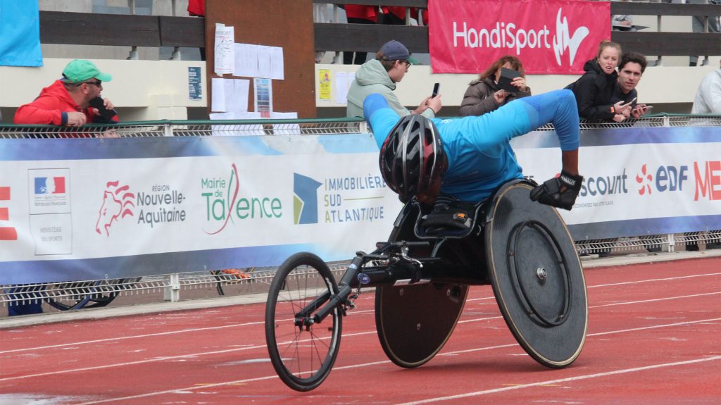 Athlète en pleine course Handisport lors du Décastar de Talence