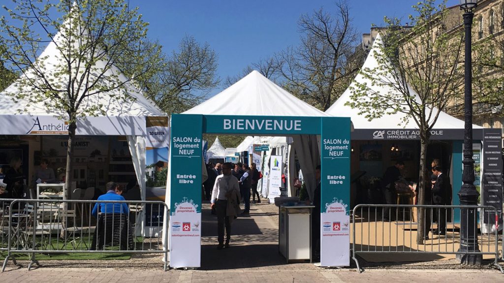 Entrée du salon du logement de Bordeaux sur les Allées de Tourny