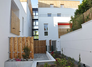 résidence neuve contemporaine avec présence de bardage bois