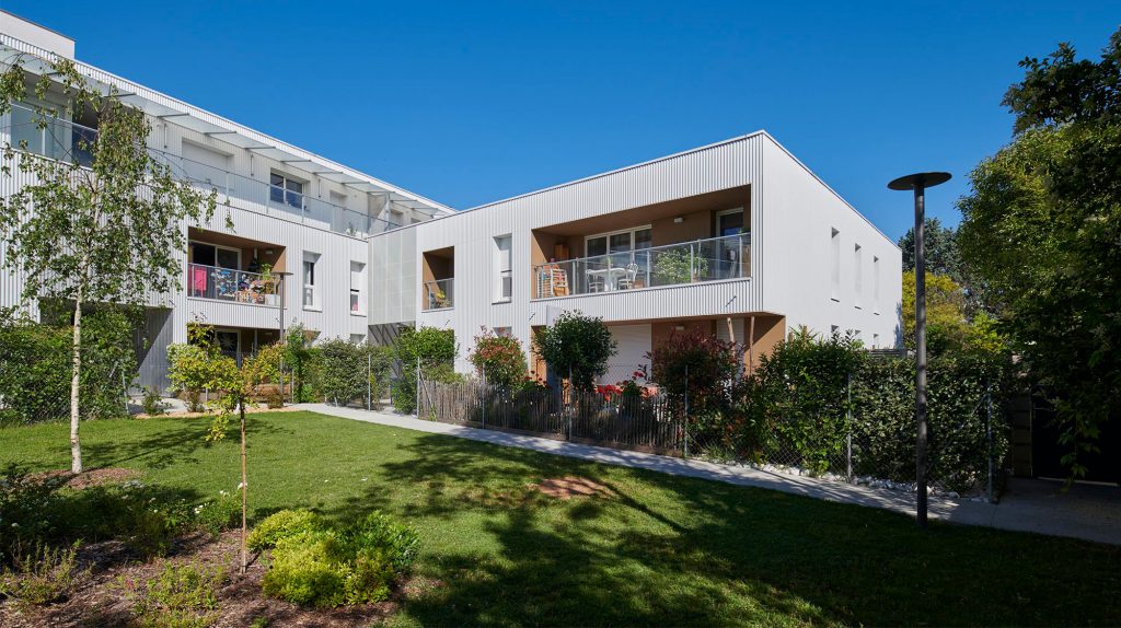 Jardin d'agrément commun au centre des bâtiments d'une résidence neuve