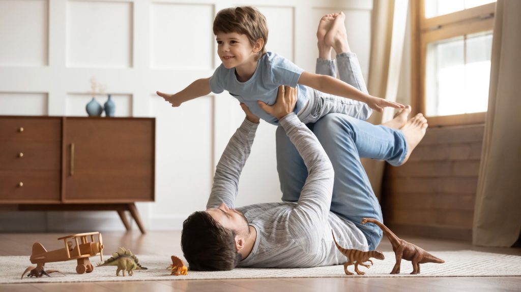 enfant qui joue avec son père dans un appartement neuf