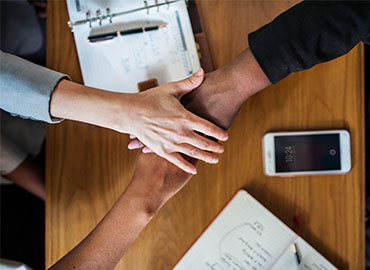 Mains de partenaires de travail qui s'unissent pour montrer leur collaboration