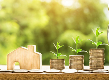 Piles de pièces par ordre croissant et maisonnette bois