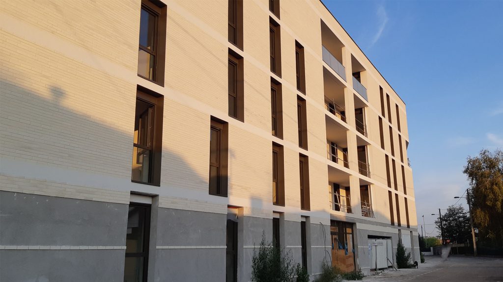 Vue de la façade d'un bâtiment de la résidence Cité des Arts à Bordeaux