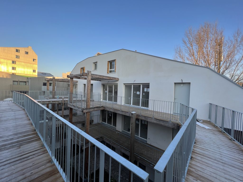 Vue d'un bâtiment d'une résidence neuve de forme arrondie