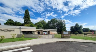 Vue sur la mairie de Seyresse