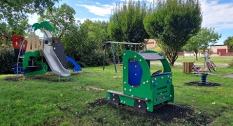 Parc aménagé avec jeux pour enfants