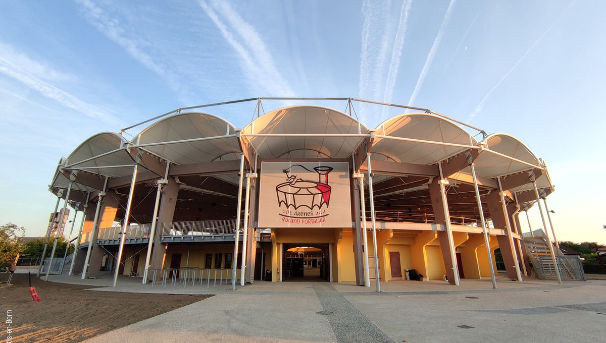 Vue des arènes de Parentis en Born